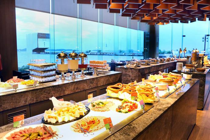 Imagen del bar/restaurante del Hotel Royal Cliff Beach Hotel. Foto 6