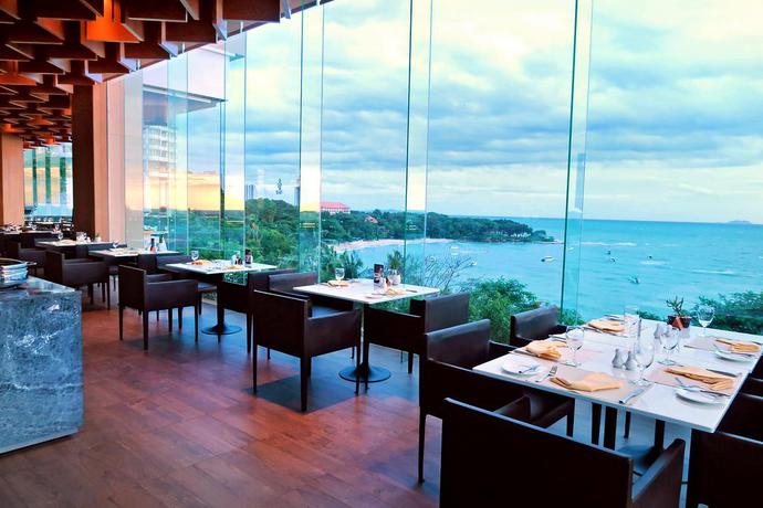 Imagen del bar/restaurante del Hotel Royal Cliff Beach Terrace - Sha Extra Plus. Foto 2