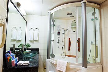 Imagen de la habitación del Hotel Royal Coast Hotel. Foto 4