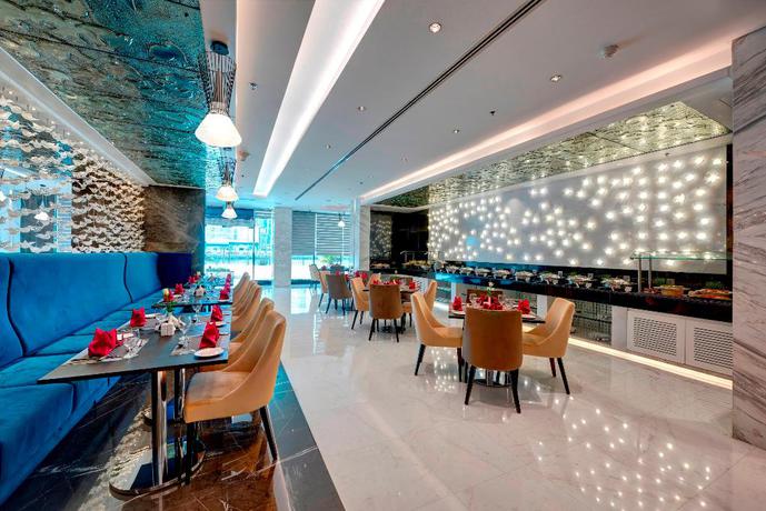 Imagen del bar/restaurante del Hotel Royal Continental Suites. Foto 2
