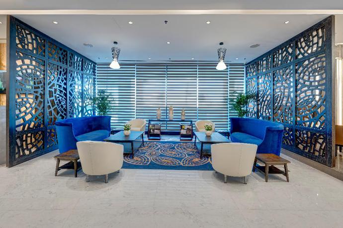 Imagen de los interiores del Hotel Royal Continental Suites. Foto 19