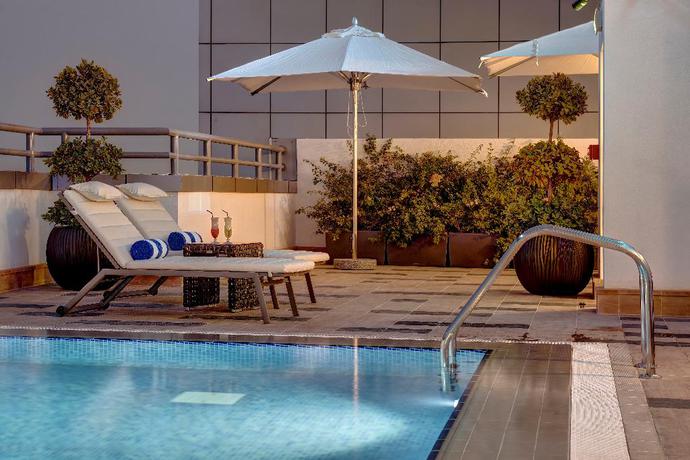 Imagen de la piscina del Hotel Royal Continental Suites. Foto 20