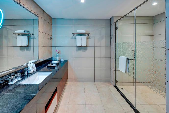 Imagen de la habitación del Hotel Royal Continental Suites. Foto 14