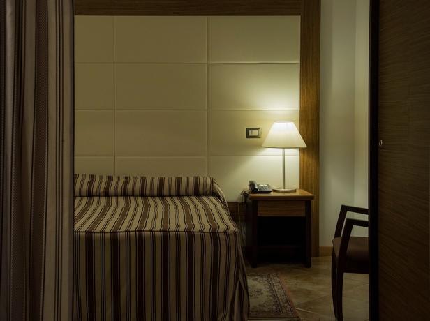 Imagen de la habitación del Hotel Royal, Cosenza. Foto 8