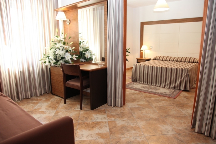 Imagen de la habitación del Hotel Royal, Cosenza. Foto 9