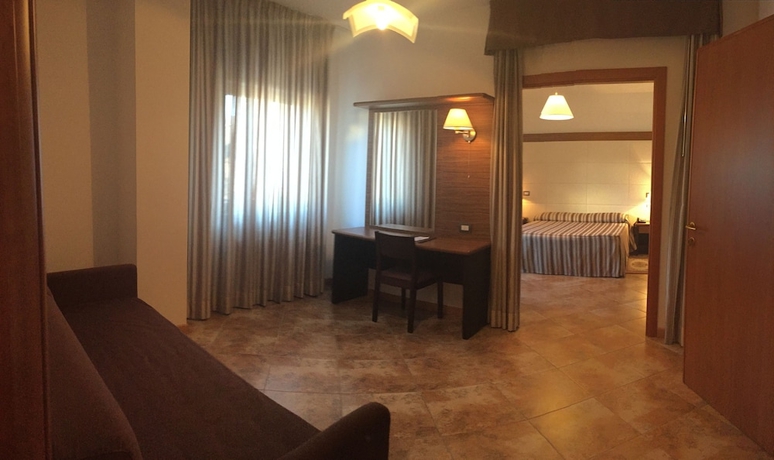 Imagen de la habitación del Hotel Royal, Cosenza. Foto 12