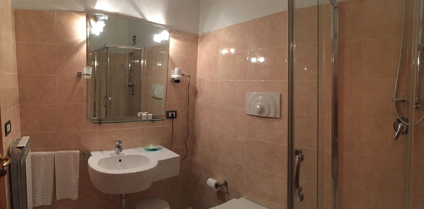 Imagen de la habitación del Hotel Royal, Cosenza. Foto 15