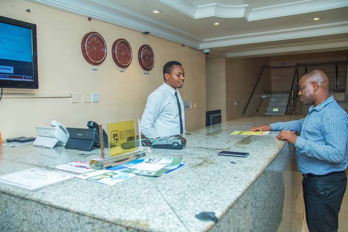 Imagen de los interiores del Hotel Royal Crest And Suites. Foto 18