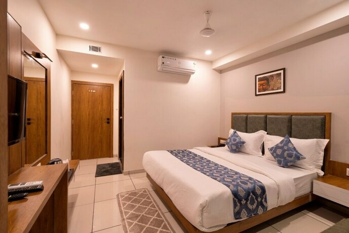 Imagen de la habitación del Hotel Royal Crown, Changodar. Foto 10