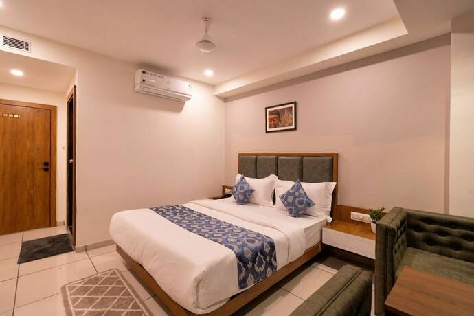 Imagen de la habitación del Hotel Royal Crown, Changodar. Foto 11