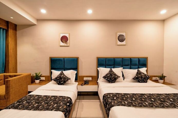 Imagen de la habitación del Hotel Royal Crown, Changodar. Foto 13