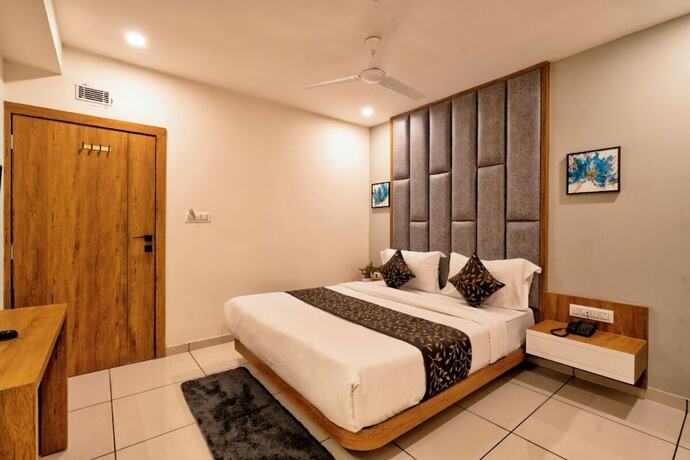 Imagen de la habitación del Hotel Royal Crown, Changodar. Foto 14