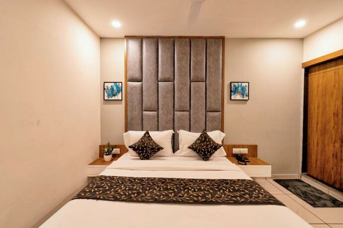 Imagen de la habitación del Hotel Royal Crown, Changodar. Foto 15
