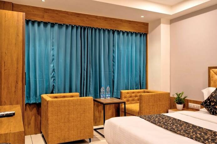 Imagen de la habitación del Hotel Royal Crown, Changodar. Foto 16
