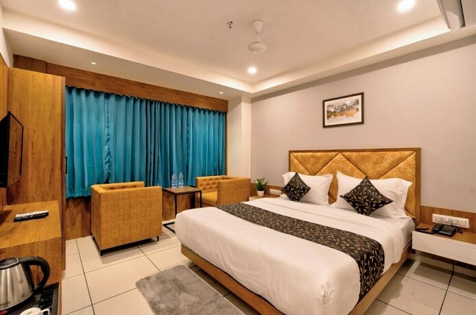 Imagen de la habitación del Hotel Royal Crown, Changodar. Foto 17