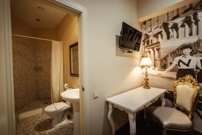 Imagen de la habitación del Hotel Royal De Paris. Foto 8