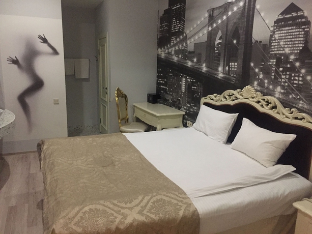 Imagen de la habitación del Hotel Royal De Paris. Foto 14