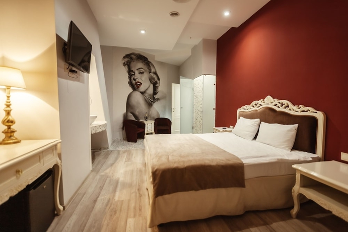 Imagen de la habitación del Hotel Royal De Paris. Foto 15