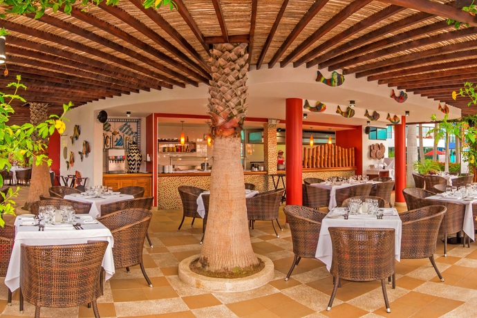 Imagen del bar/restaurante del Hotel Royal Decameron Punta Centinela. Foto 3