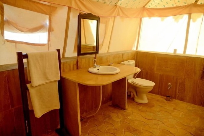 Imagen de la habitación del Hotel Royal Desert Camps. Foto 17