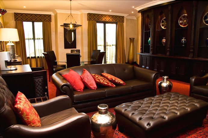 Imagen de la habitación del Hotel Royal Elephant and Conference Centre. Foto 12