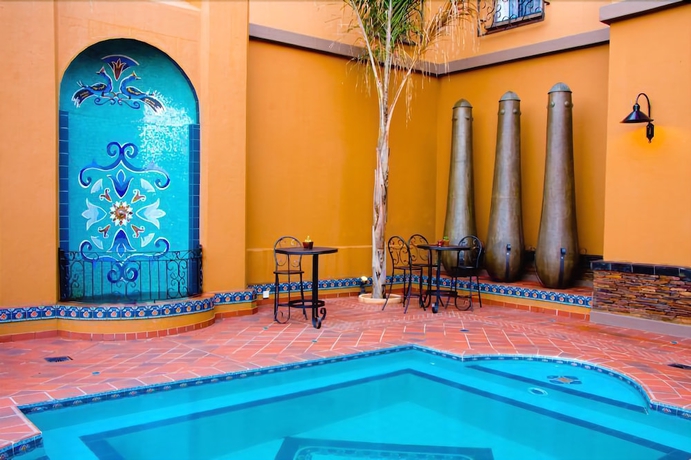 Imagen de la piscina del Hotel Royal Elephant and Conference Centre. Foto 19