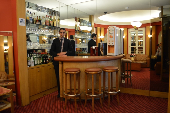 Imagen del bar/restaurante del Hotel Royal Elysées. Foto 4