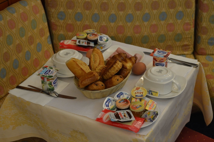 Imagen del bar/restaurante del Hotel Royal Elysées. Foto 5