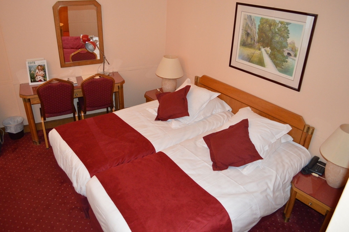 Imagen de la habitación del Hotel Royal Elysées. Foto 10