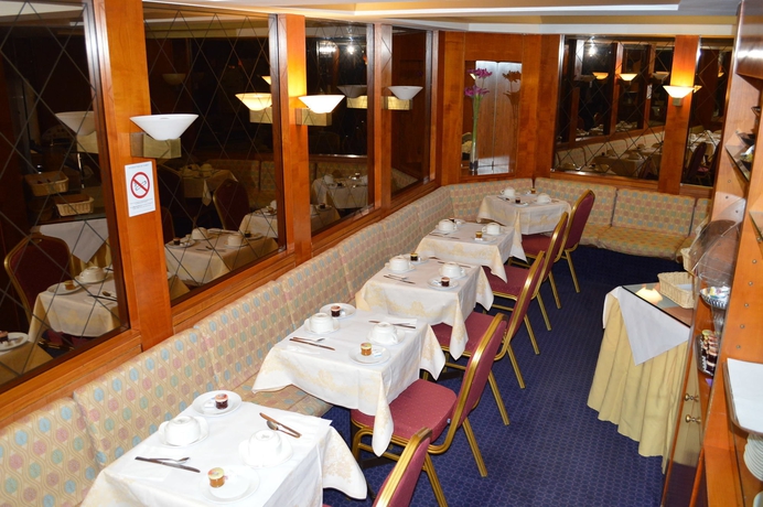 Imagen del bar/restaurante del Hotel Royal Elysées. Foto 7