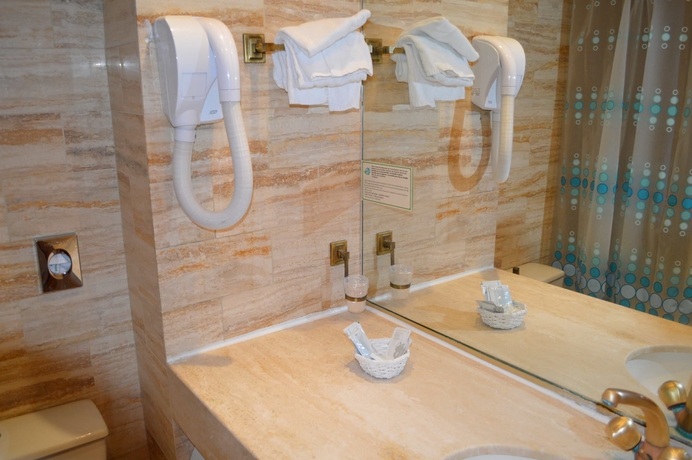 Imagen de la habitación del Hotel Royal Elysées. Foto 11