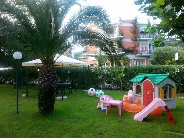 Imagen de los exteriores del Hotel Royal, Fortino. Foto 16