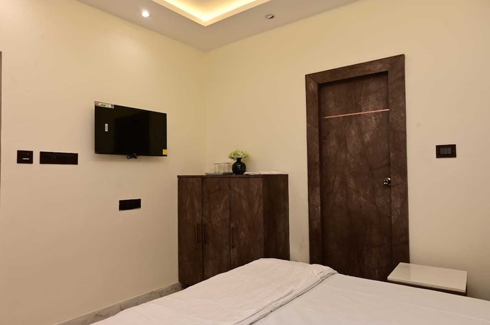 Imagen de la habitación del Hotel Royal Galaxy Homes. Foto 2