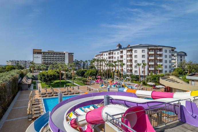 Imagen de la piscina del Hotel Royal Garden Beach. Foto 9