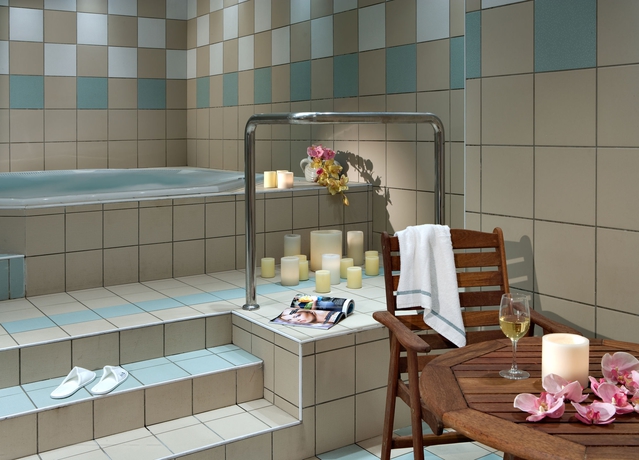 Imagen de la piscina del Hotel Royal Garden By Isrotel Collection. Foto 14