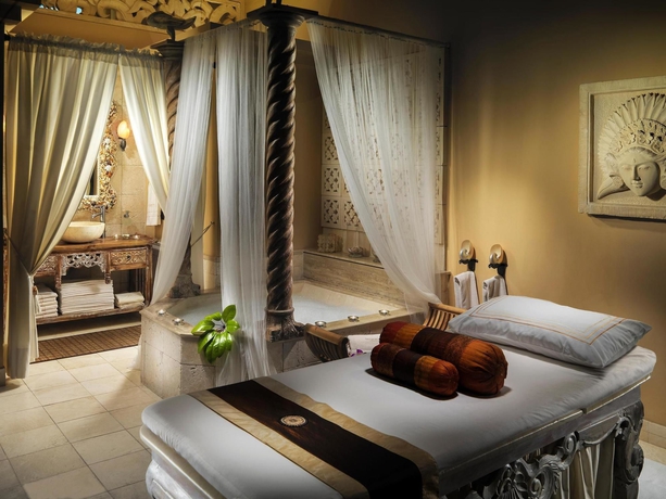 Imagen de la piscina del Hotel Royal Garden Villas and Spa. Foto 14