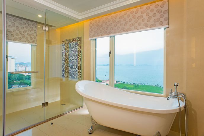 Imagen del bar/restaurante del Hotel Royal Halong. Foto 4