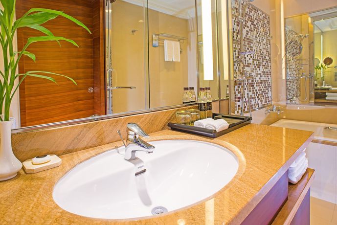 Imagen de la piscina del Hotel Royal Halong. Foto 13