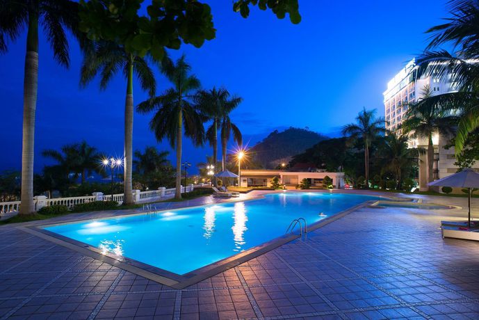 Imagen de la piscina del Hotel Royal Halong. Foto 14