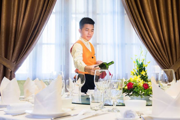 Imagen de la piscina del Hotel Royal Halong. Foto 16