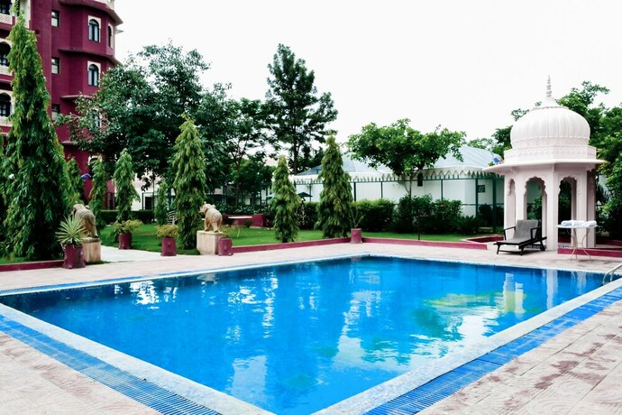 Imagen de la piscina del Hotel Royal Heritage Kishangarh. Foto 30