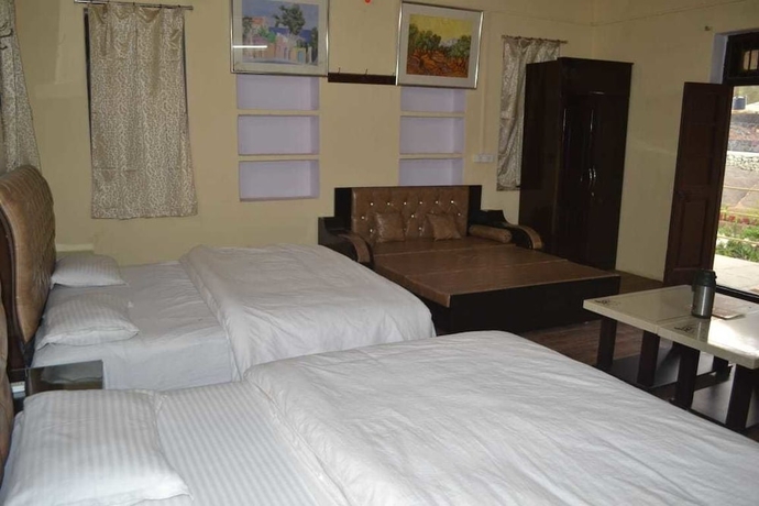 Imagen de la habitación del Hotel Royal Heritage Lake View Resort. Foto 9
