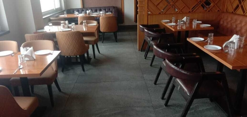 Imagen del bar/restaurante del Hotel Royal Hillton, Paonta Sahib. Foto 3