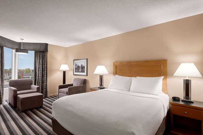 Imagen de la habitación del Hotel Royal Hotel West Edmonton, Trademark Collection by Wyndham. Foto 10