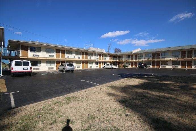 Imagen de los exteriores del Hotel Royal Inn Charlotte Airport. Foto 15