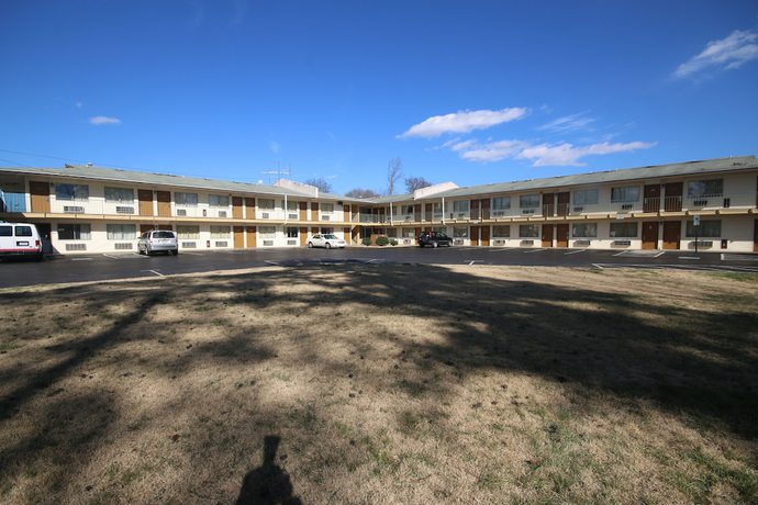 Imagen de los exteriores del Hotel Royal Inn Charlotte Airport. Foto 16