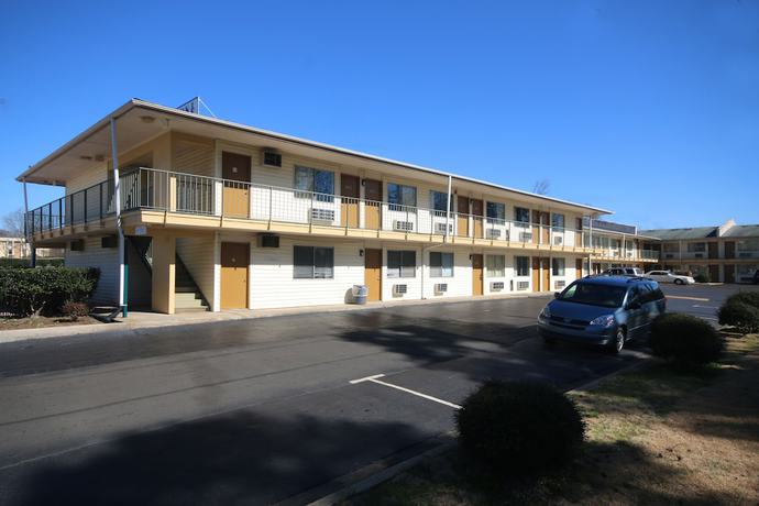 Imagen de los exteriores del Hotel Royal Inn Charlotte Airport. Foto 17