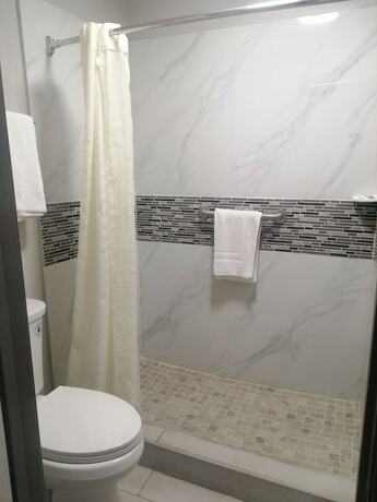 Imagen de la habitación del Hotel Royal Inn and Suite. Foto 12