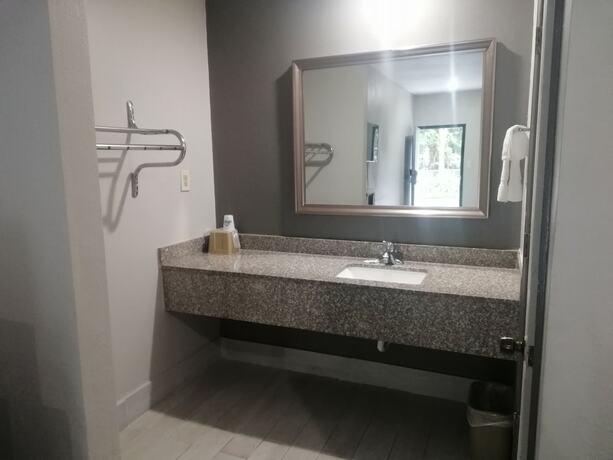 Imagen de la habitación del Hotel Royal Inn and Suite. Foto 19