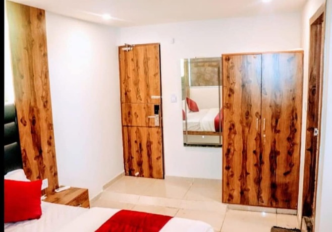 Imagen de la habitación del Hotel Royal King Nana Chiloda. Foto 15
